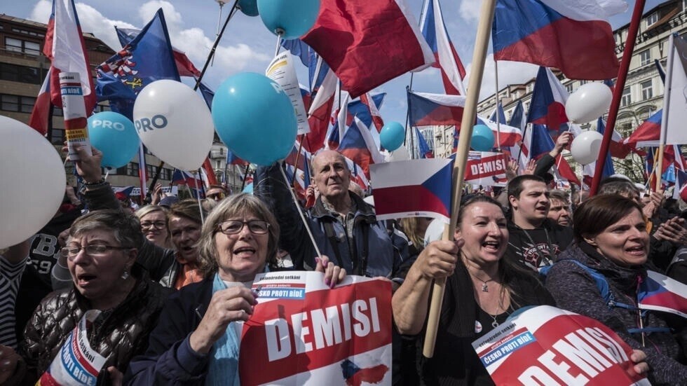 آلاف التشيكيين يتظاهرون ضد حكومة بلادهم : نحن أهم من أوكرانيا