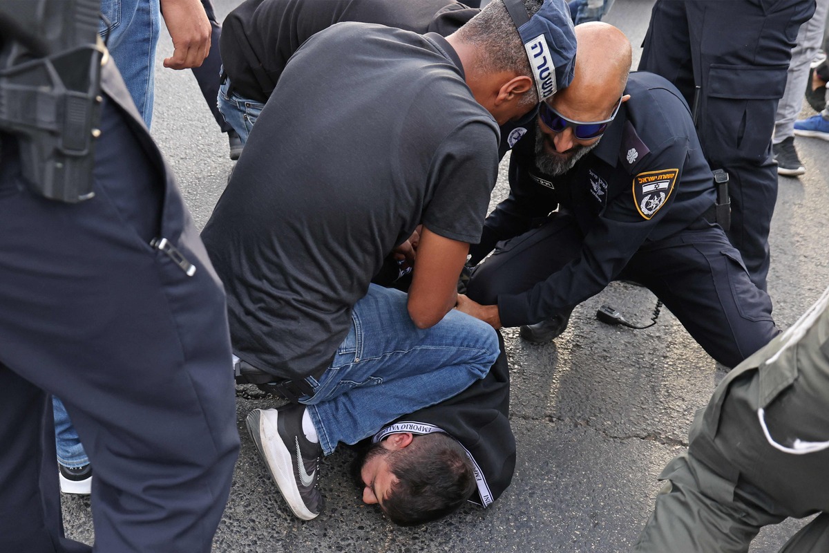 الشرطة الإسرائيلية تعتقل مقدسياً أثناء عودته من السفر