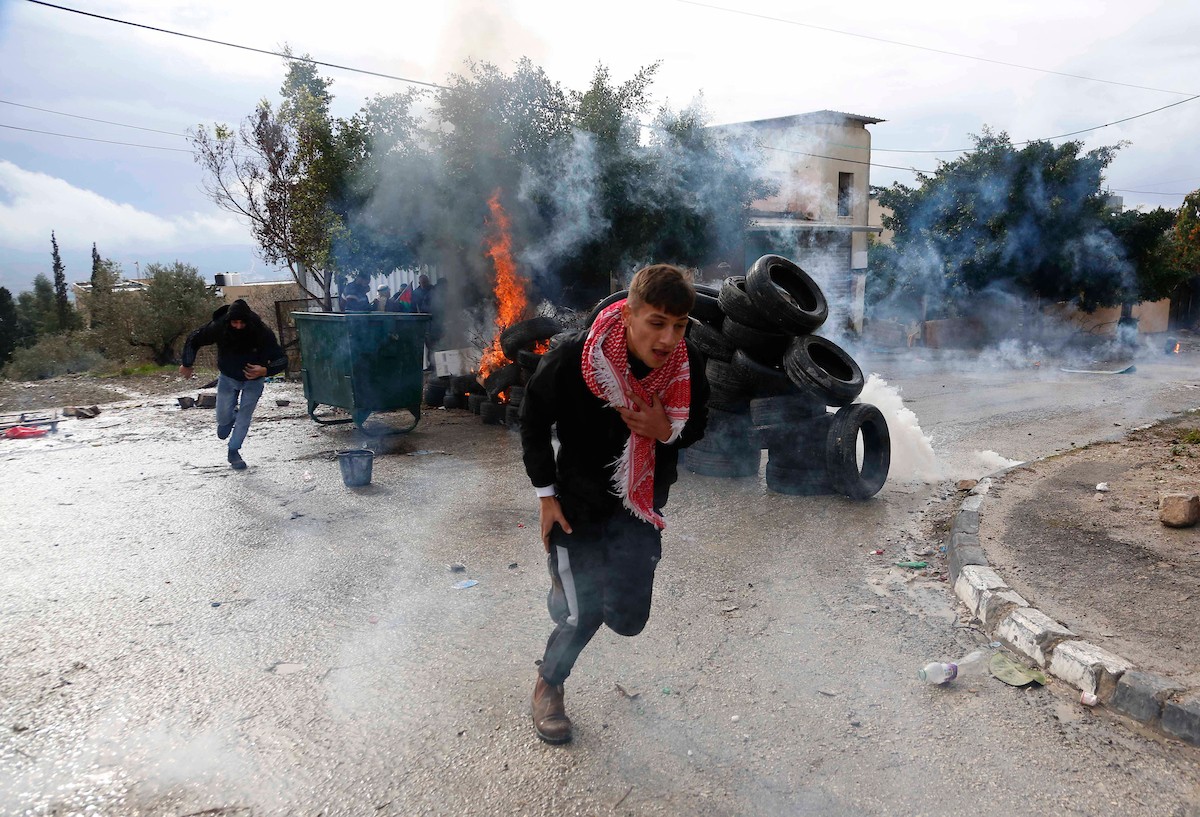 الخليل : إصابات بالاختناق خلال مواجهات مع الاحتلال في مخيم العروب