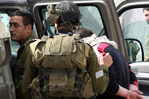 الخليل :  الاحتلال يعتقل أربعة مواطنين من مخيم العروب
