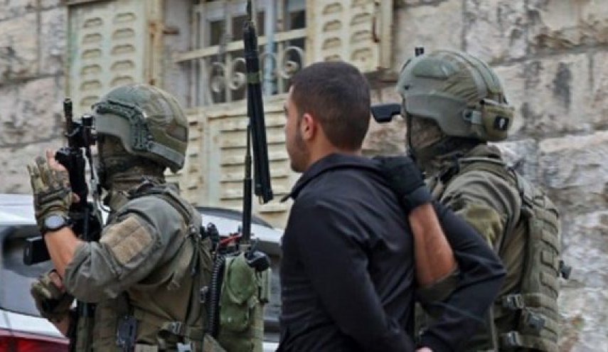 الاحتلال يعتقل أربعة مواطنين بينهم أشقاء من الخليل
