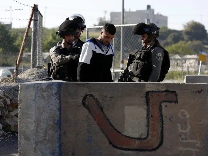 الاحتلال يعتقل طالبا جامعيا على حاجز الجيب العسكري شمال القدس