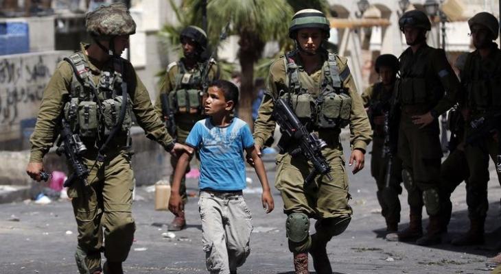 الاحتلال يعتقل طفلا شرق رام الله