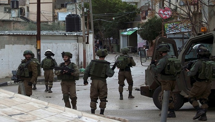 الاحتلال يقتحم بيت دقو ويعتقل أربعة مواطنين