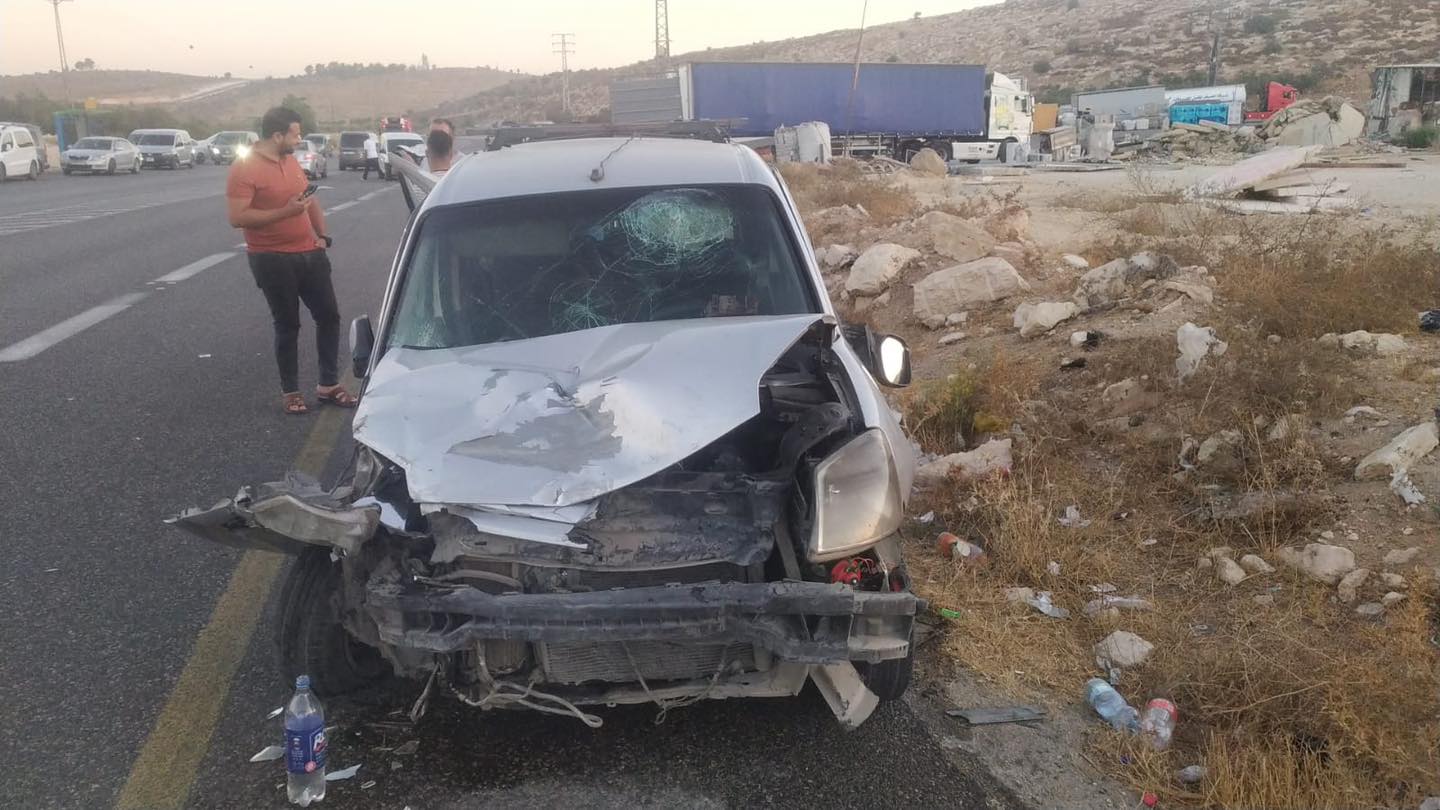 الخليل : مصرع مواطن وإصابة آخرين في حادث سير بالقرب من معبر ترقوميا