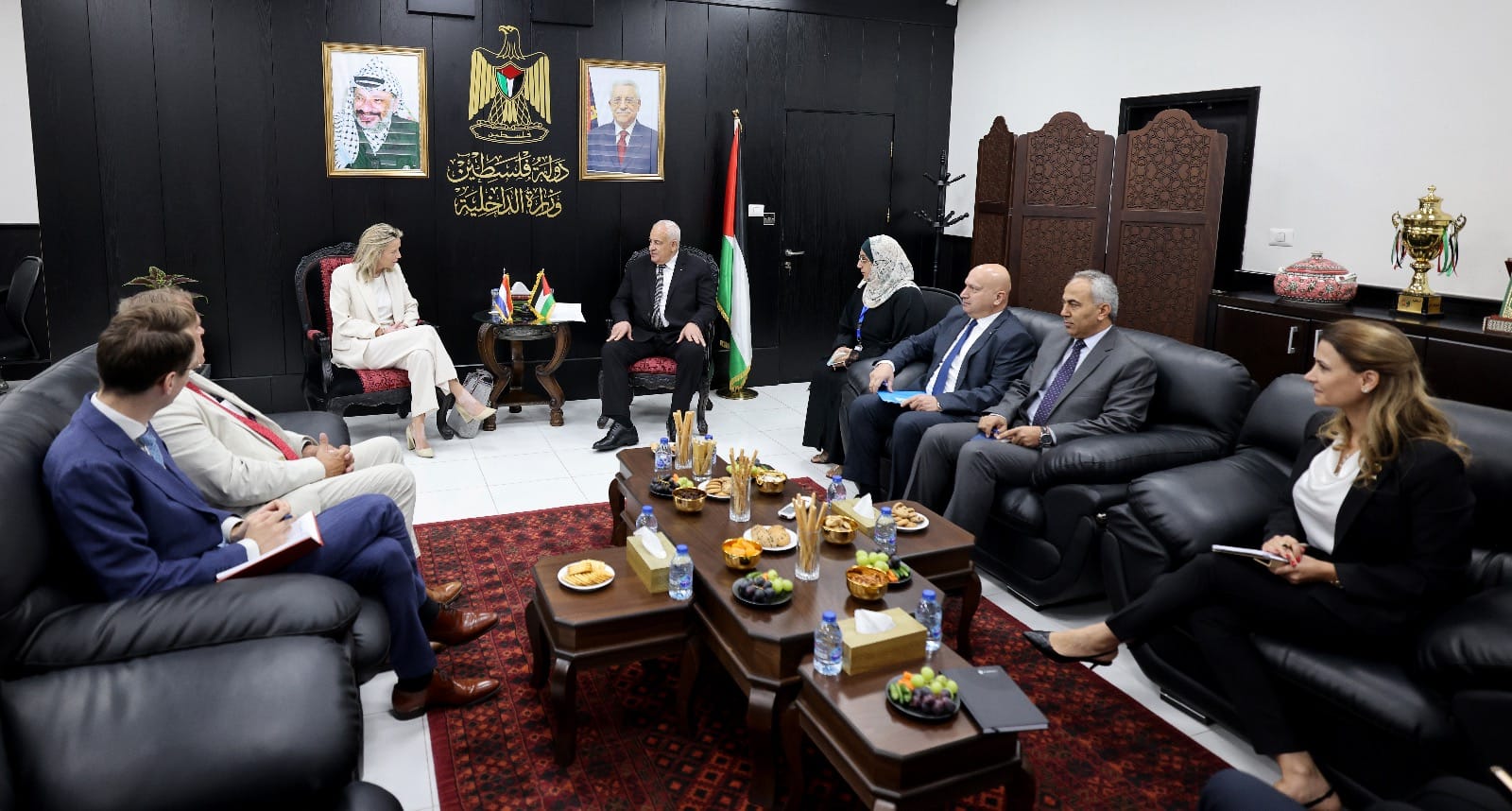 وزير الداخلية الفلسطيني اللواء زياد هب الريح يستقبل وزيرة الدفاع الهولندية