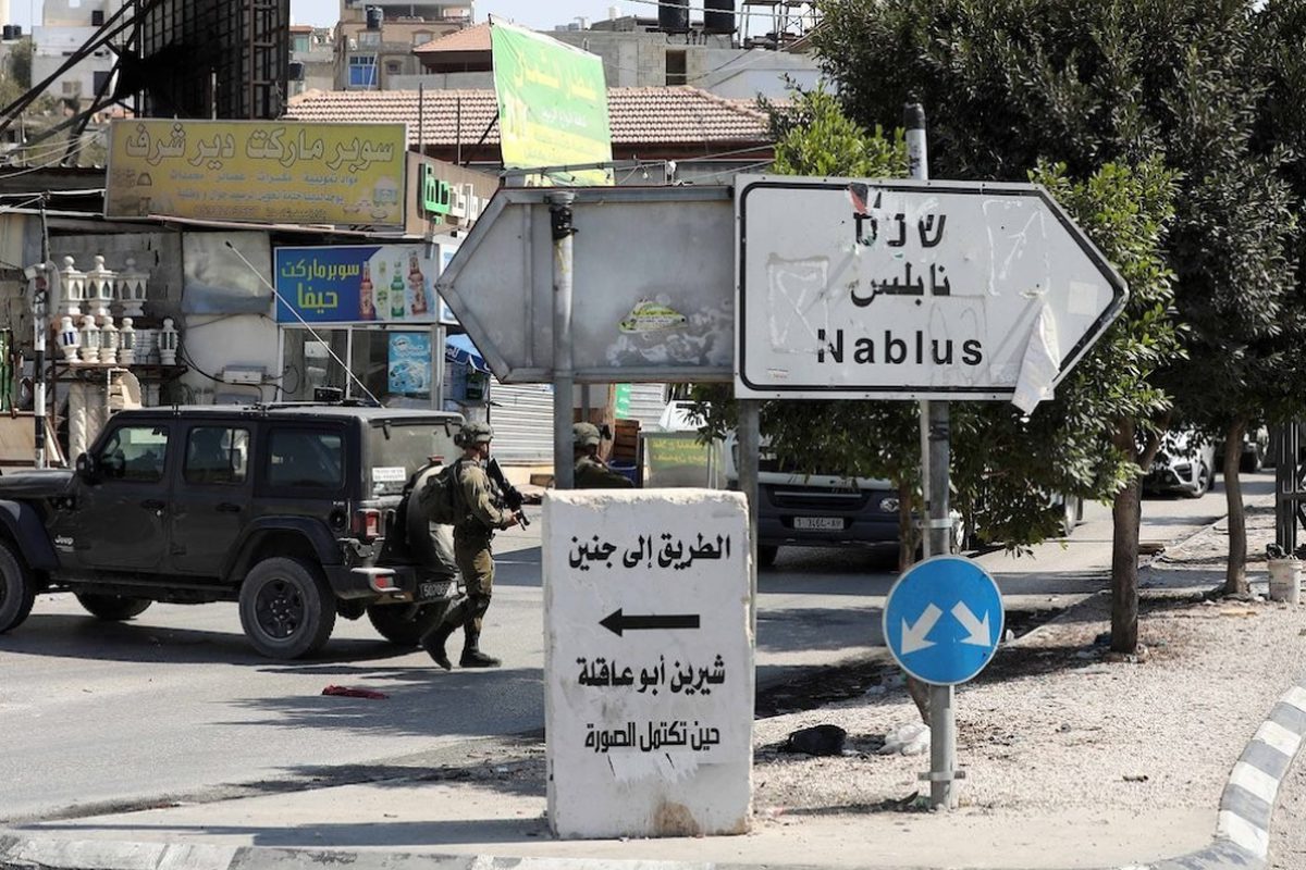 قوات الاحتلال تغلق بوابة دير شرف غرب نابلس
