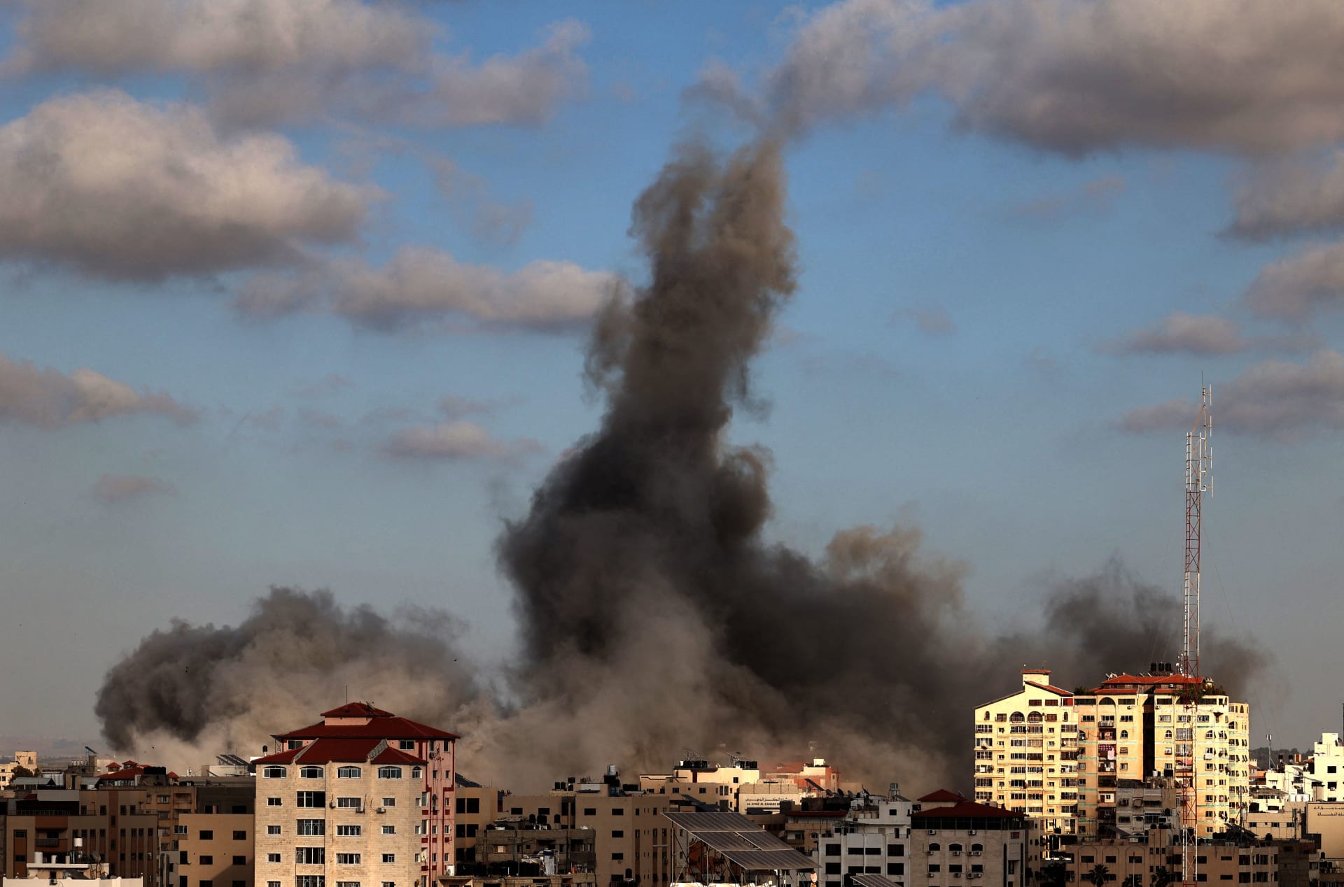 أكثر من 50 شهيدا وعشرات الجرحى في سلسلة غارات على قطاع غزة