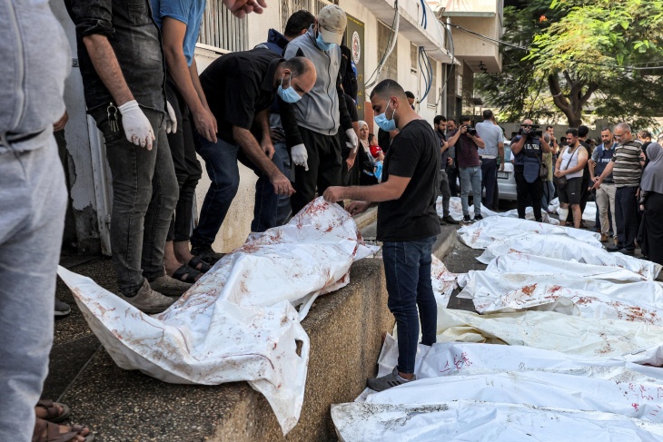 أهالي غزة يدفنون شهداءهم في مقابر جماعية