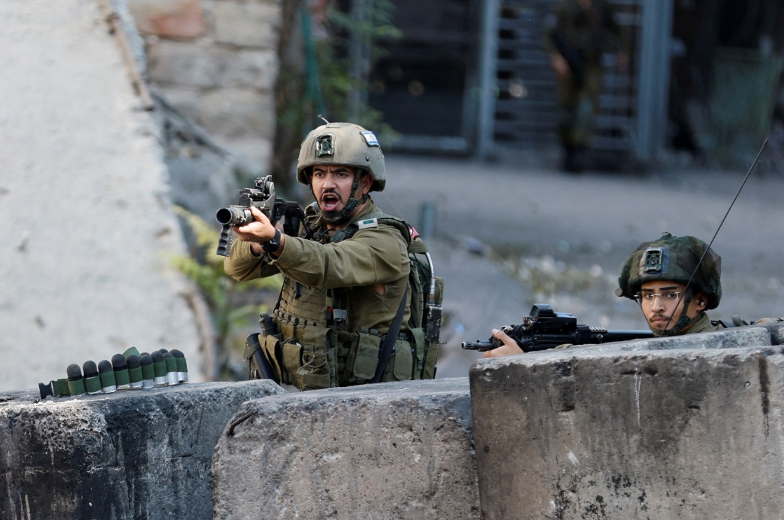 قوات جيش الاحتلال تعتقل يعتقل الخليل نابلس