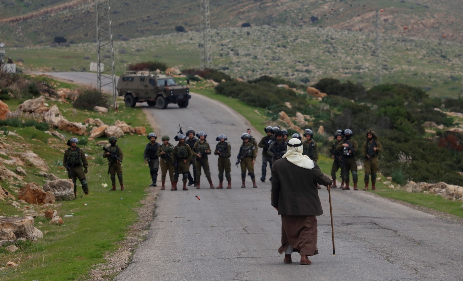 الاحتلال يعتقل 40 مواطن من الخليل ويصيب العشرات