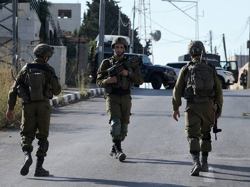  الاحتلال يعتقل 3 مواطنين من بدو وبيت سوريك شمال غرب القدس
