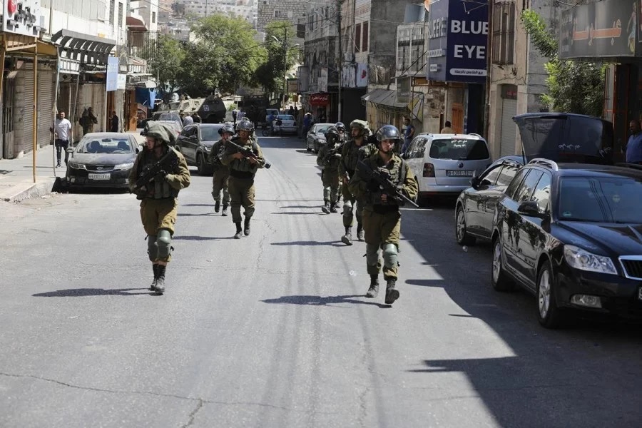 قوات الاحتلال تعتقل 53 مواطنا من محافظة الخليل