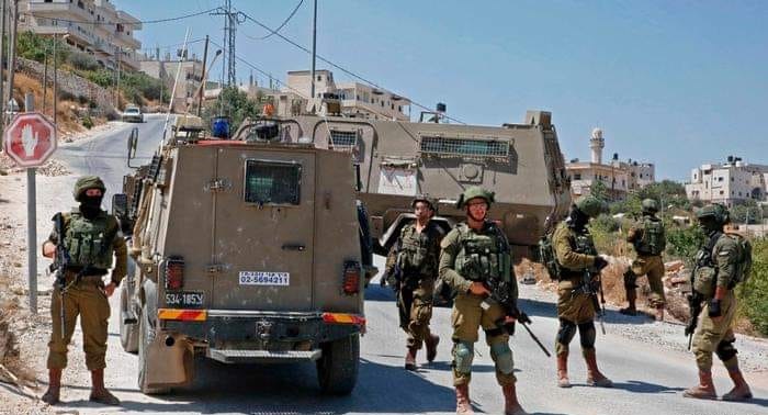 قوات الاحتلال تعتقل 8 مواطنين على حاجز عسكري شمال رام الله