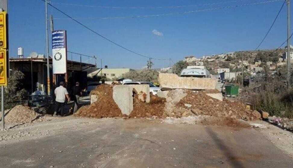 الاحتلال يغلق مدخل بزاريا شمال غرب نابلس بالسواتر الترابية