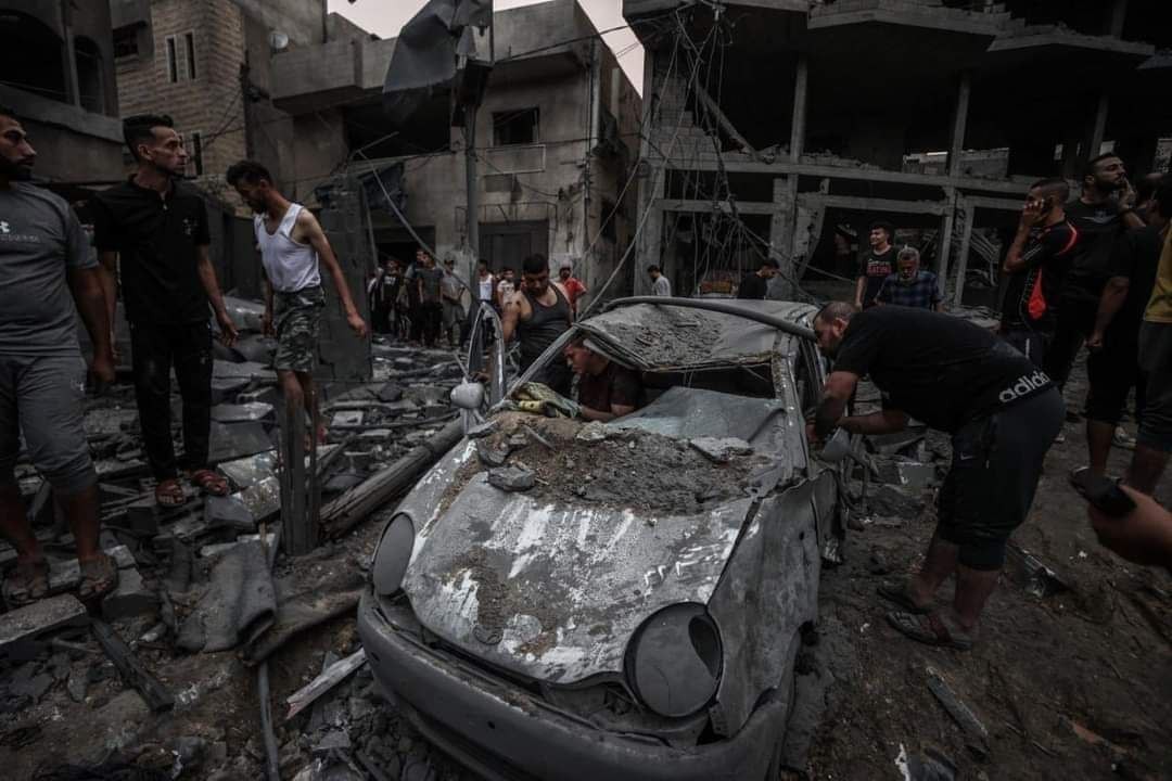 انتشال 15 شهيدا معظمهم نساء وأطفال من منزل تعرض للقصف في مخيم جباليا