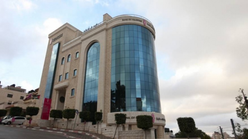 بنك فلسطين يقدم 500 ألف دولار لصالح النازحين في مدارس (الأونروا) بغزة