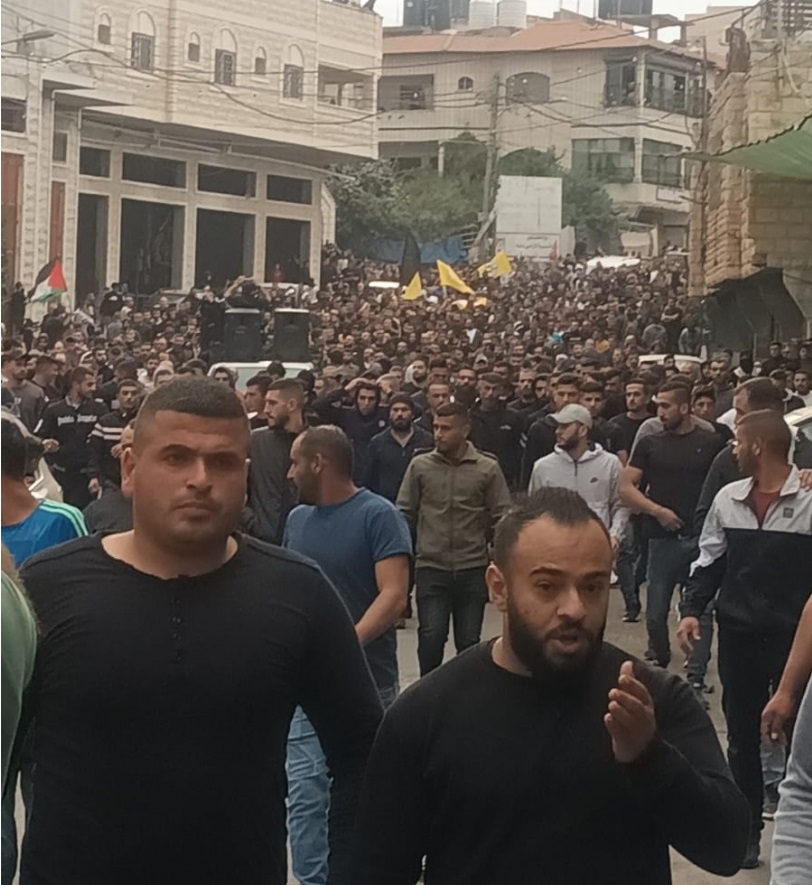 قوات الاحتلال تطلق النار باتجاه جنازة شهيد بيت أمر وتصيب 5 مواطنين، حالة أحدهم خطرة