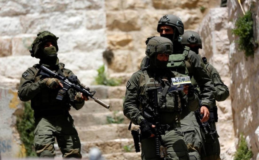 قوات الاحتلال تعتقل أكثر من 50 مواطن من الضفة الغربية