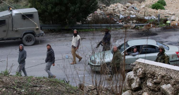 مستوطنون يرشقون مركبات المواطنين بالحجارة بين نابلس ورام الله