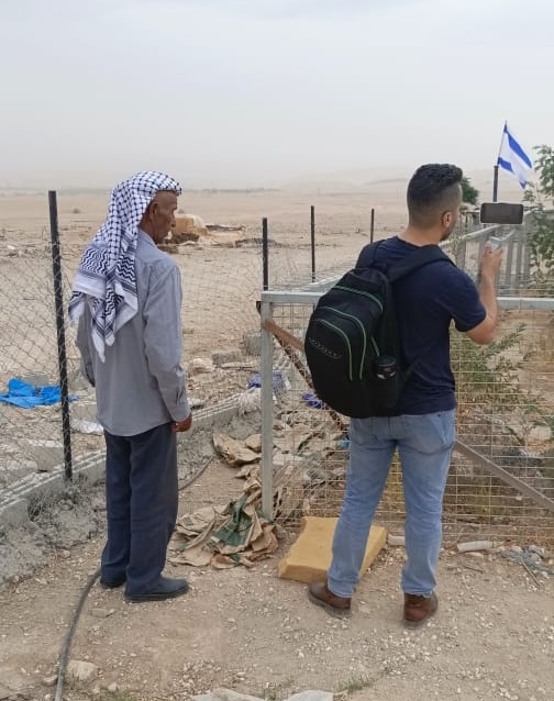 مستوطنون يرفعون علم إسرائيل على مدرسة عرب الكعابنة غرب أريحا
