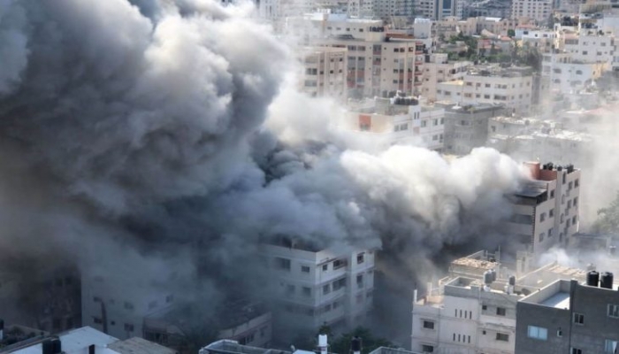 10 شهداء وعدد من الاصابات في قصف اسرائيلي لمنزلين في خان يونس
