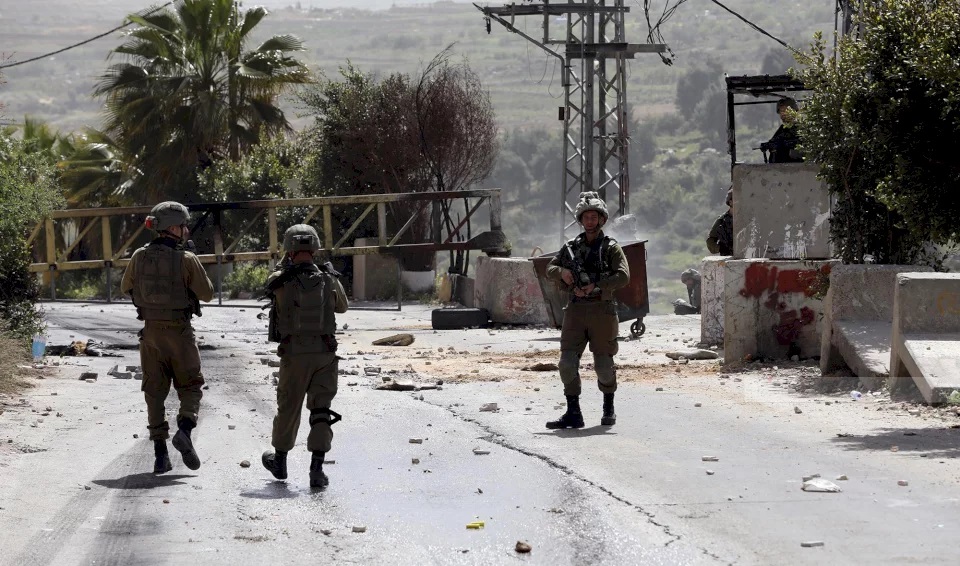 إصابات إثر اقتحام قوات الاحتلال حزما والعيسوية