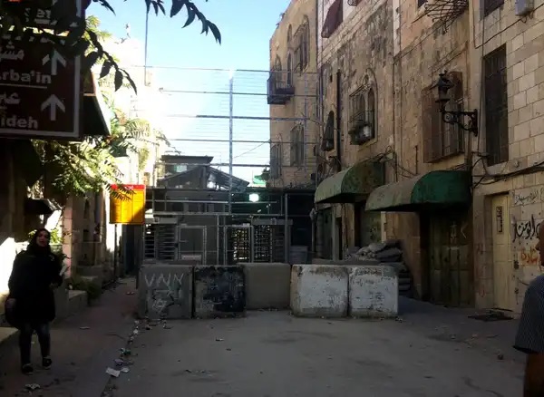 الاحتلال يفرض حظر تجول في 11 حيا بالخليل
