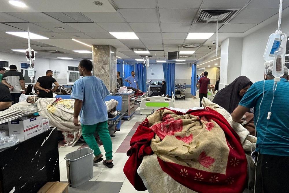 الإعلام الحكومي: المؤسسات الدولية تركت المستشفيات ومجمع الشفاء يواجه الموت دون تدخل