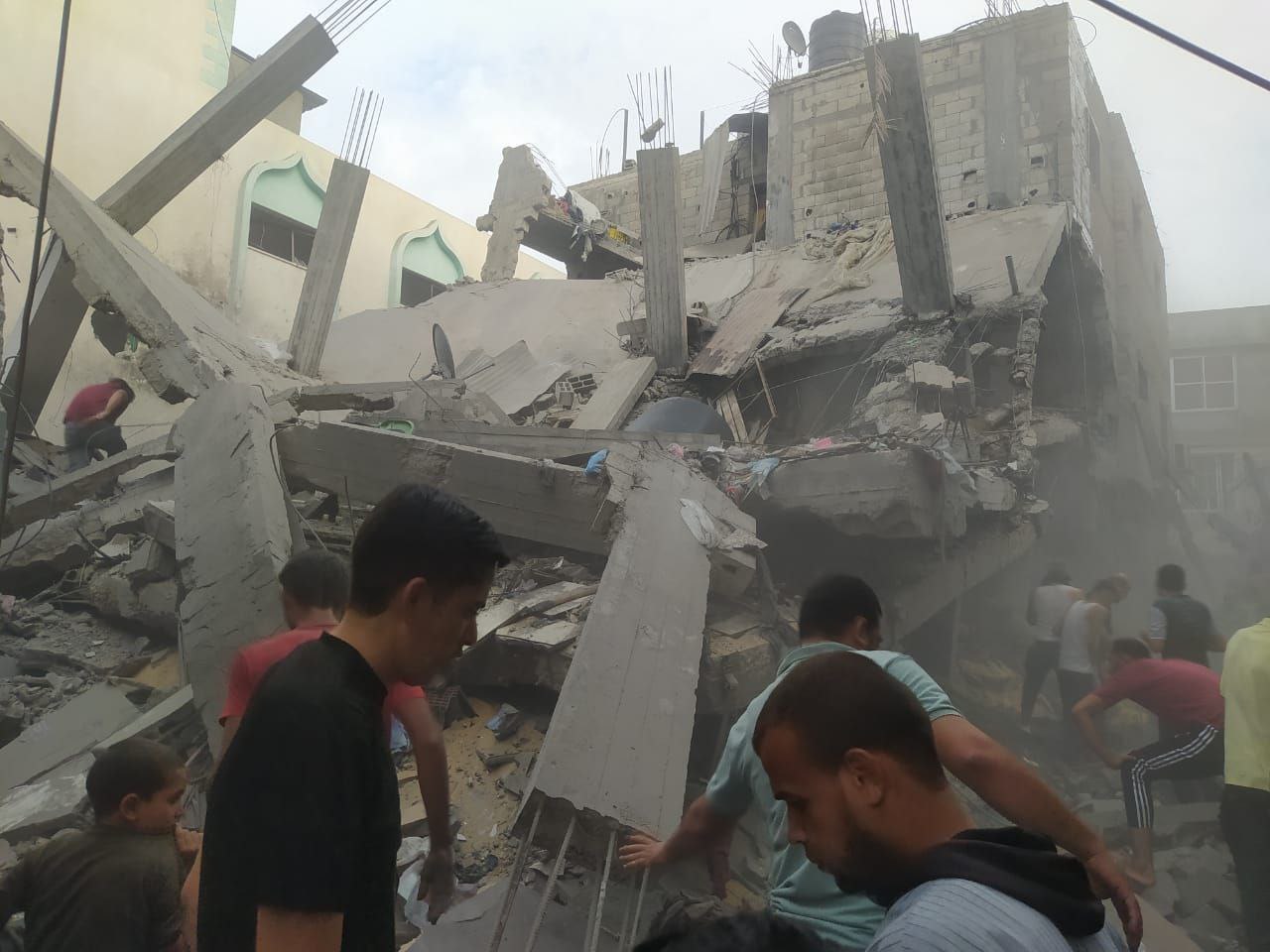 شهداء وجرحى خلال قصف طائرات الاحتلال عدة منازل شرق خان يونس