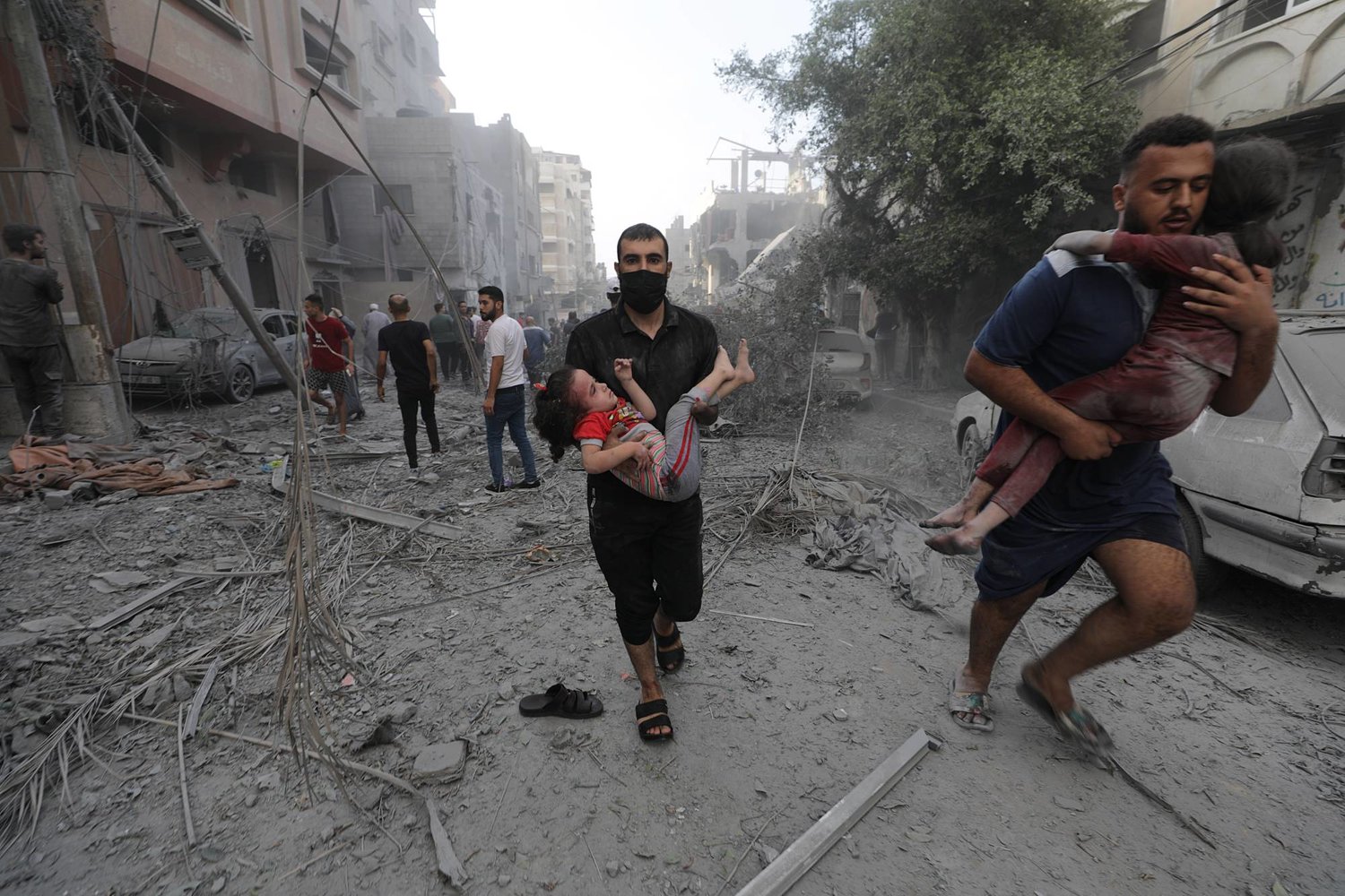 عشرات الشهداء أغلبهم من الأطفال في غارات عنيفة على غزة