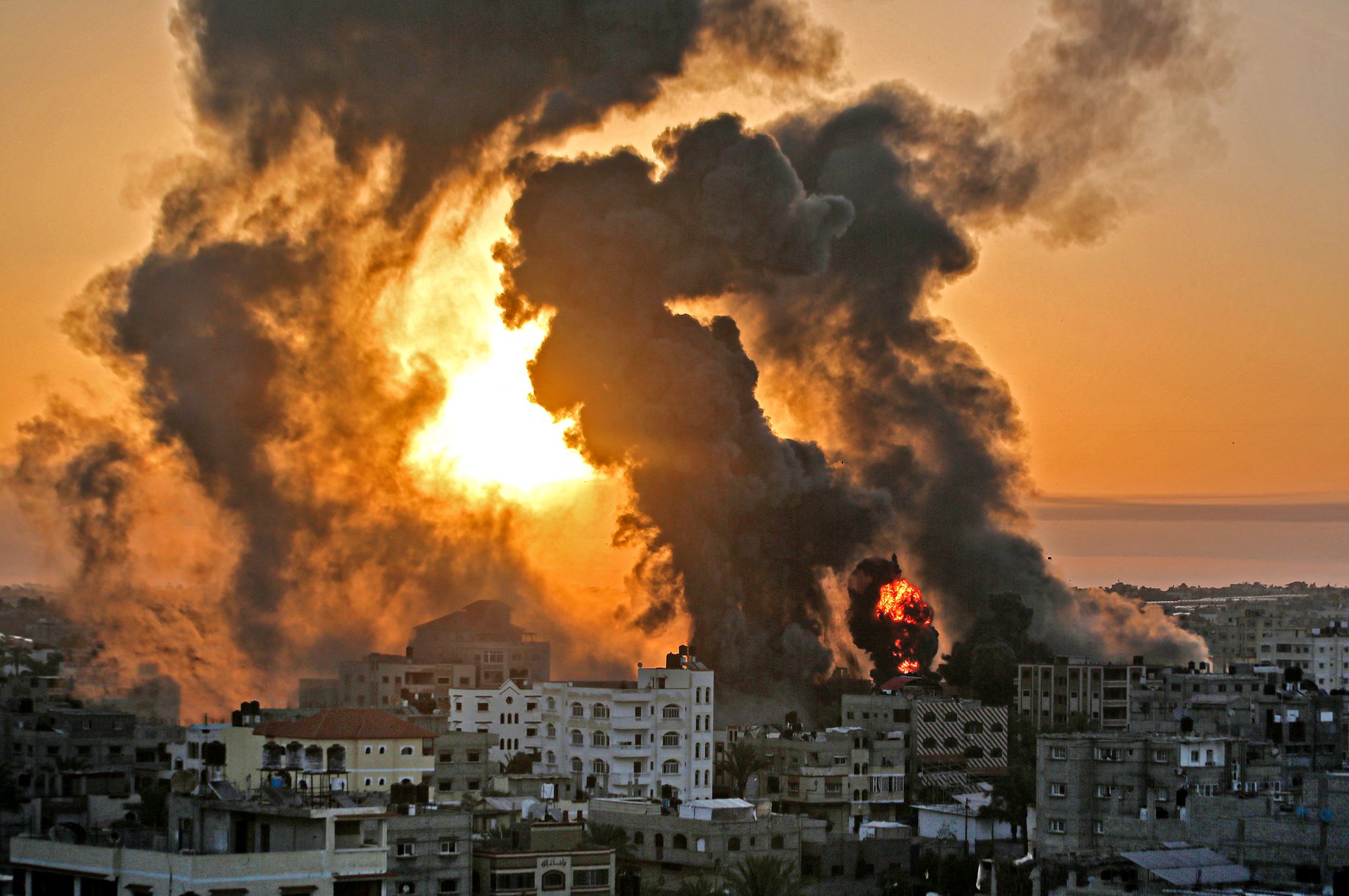 عشرات الشهداء والجرحى جراء العدوان الإسرائيلي المستمر على قطاع غزة