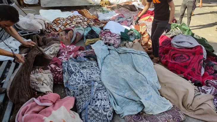 غزة : قبر جماعي لـ 150 شهيدا في مجمع الشفاء الطبي