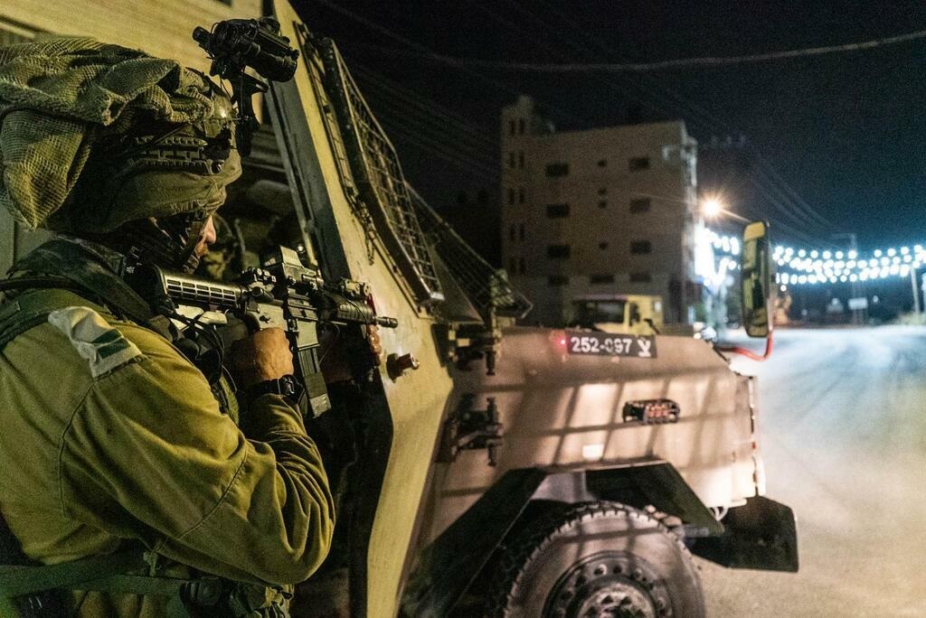 قوات الاحتلال تصيب شابا بالرصاص الحي في إذنا غرب الخليل
