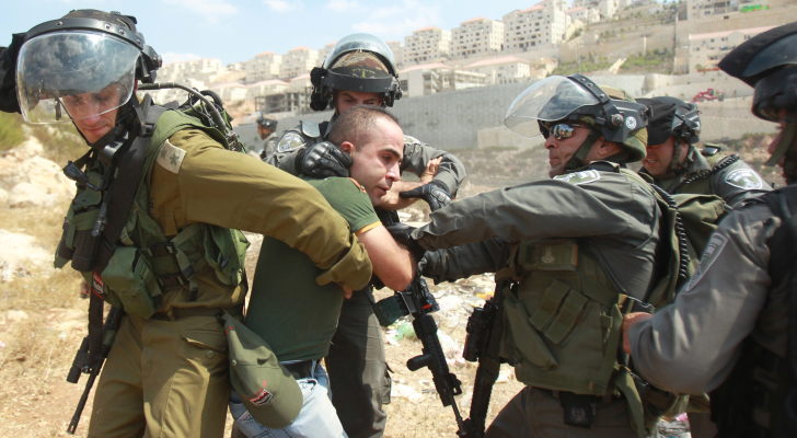 قوات الاحتلال تعتقل 41 مواطن من الضفة الغربية