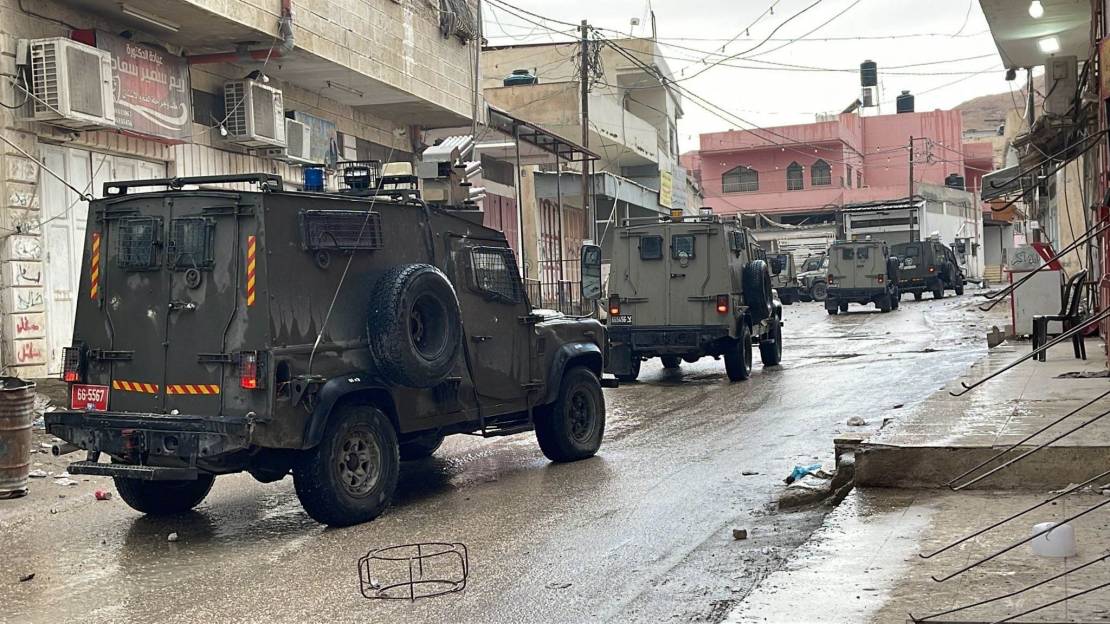 قوات الاحتلال تعتقل 51 مواطن من الضفة الغربية