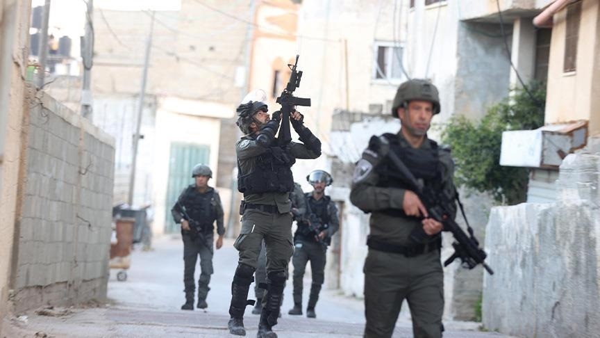 قوات الاحتلال تعتقل 66 مواطن من الضفة الغربية
