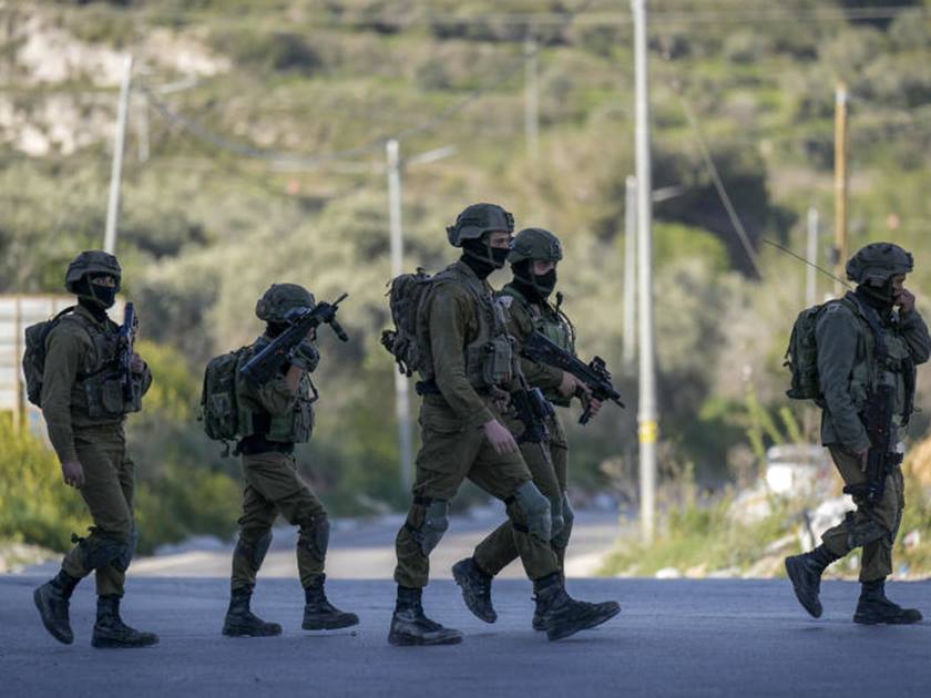 قوات الاحتلال تعتقل 66 مواطن من الضفة الغربية