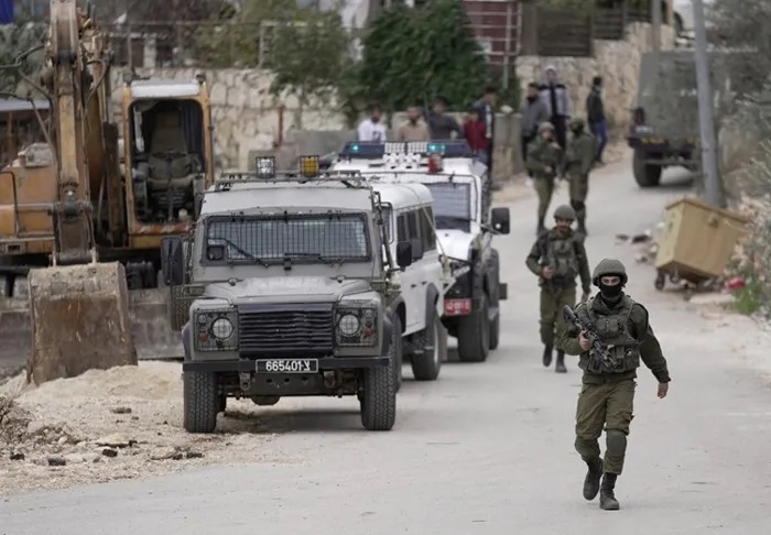 قوات الاحتلال تعتقل 76 مواطن من الضفة الغربية