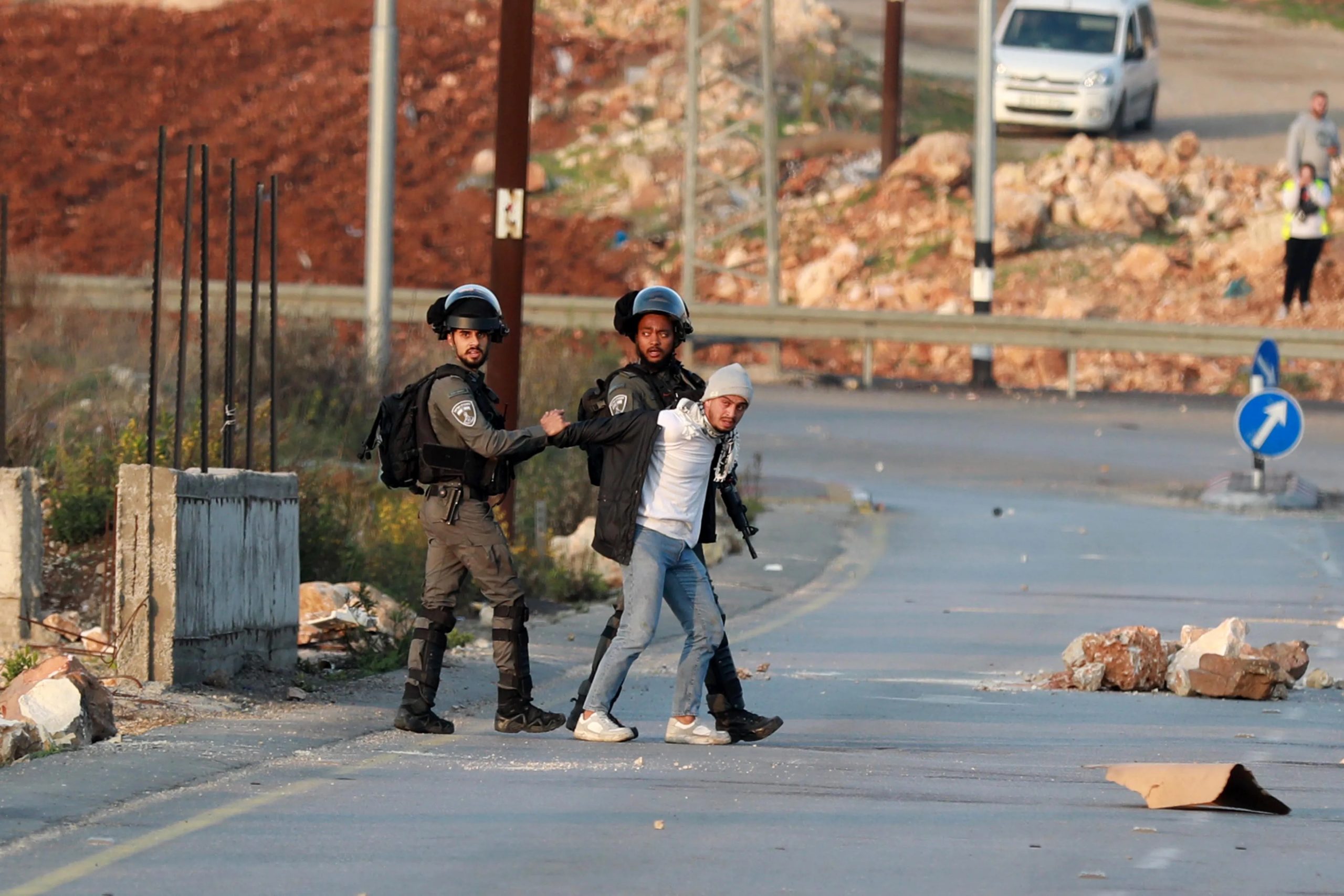 قوات الاحتلال تعتقل أكثر من 100 مواطن منذ فجر اليوم في الضفة الغربية