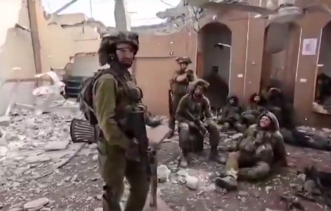 جيش الاحتلال يدنس مسجدا في غزة