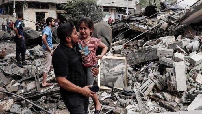 شهداء وجرحى في قصف منازل مواطنين وسط قطاع غزة