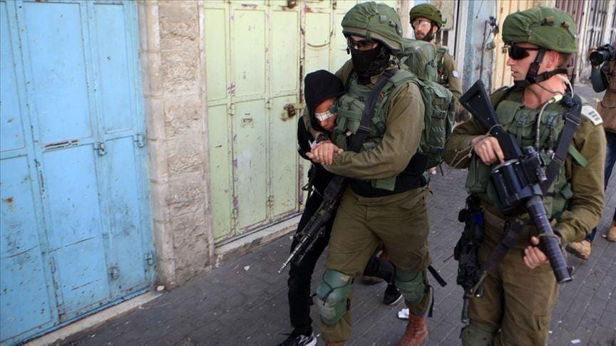 قوات الاحتلال تعتقل 15 مواطن من الضفة الغربية