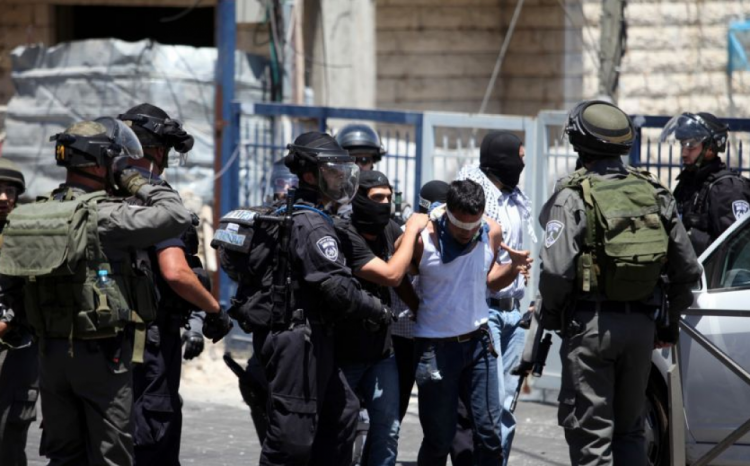 قوات جيش الاحتلال تعتقل 55 مواطن من الضفة الغربية