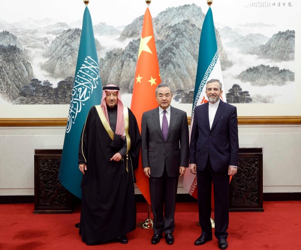 كبير الدبلوماسيين الصينيين يلتقي بوفدين من السعودية وإيران