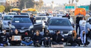 متظاهرون يهود في لوس أنجلوس يغلقون طريقا للمطالبة بوقف العدوان على غزة