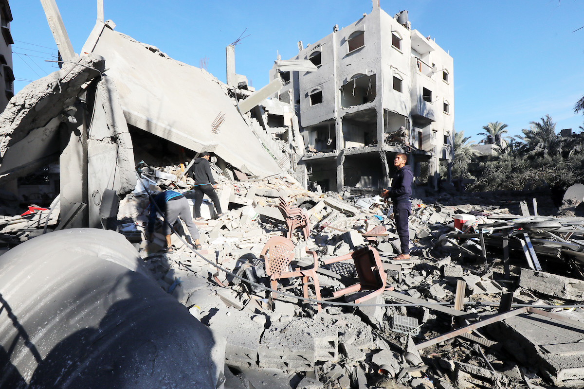 شهداء وإصابات إثر قصف الاحتلال منزلا في دير البلح وسط قطاع غزة
