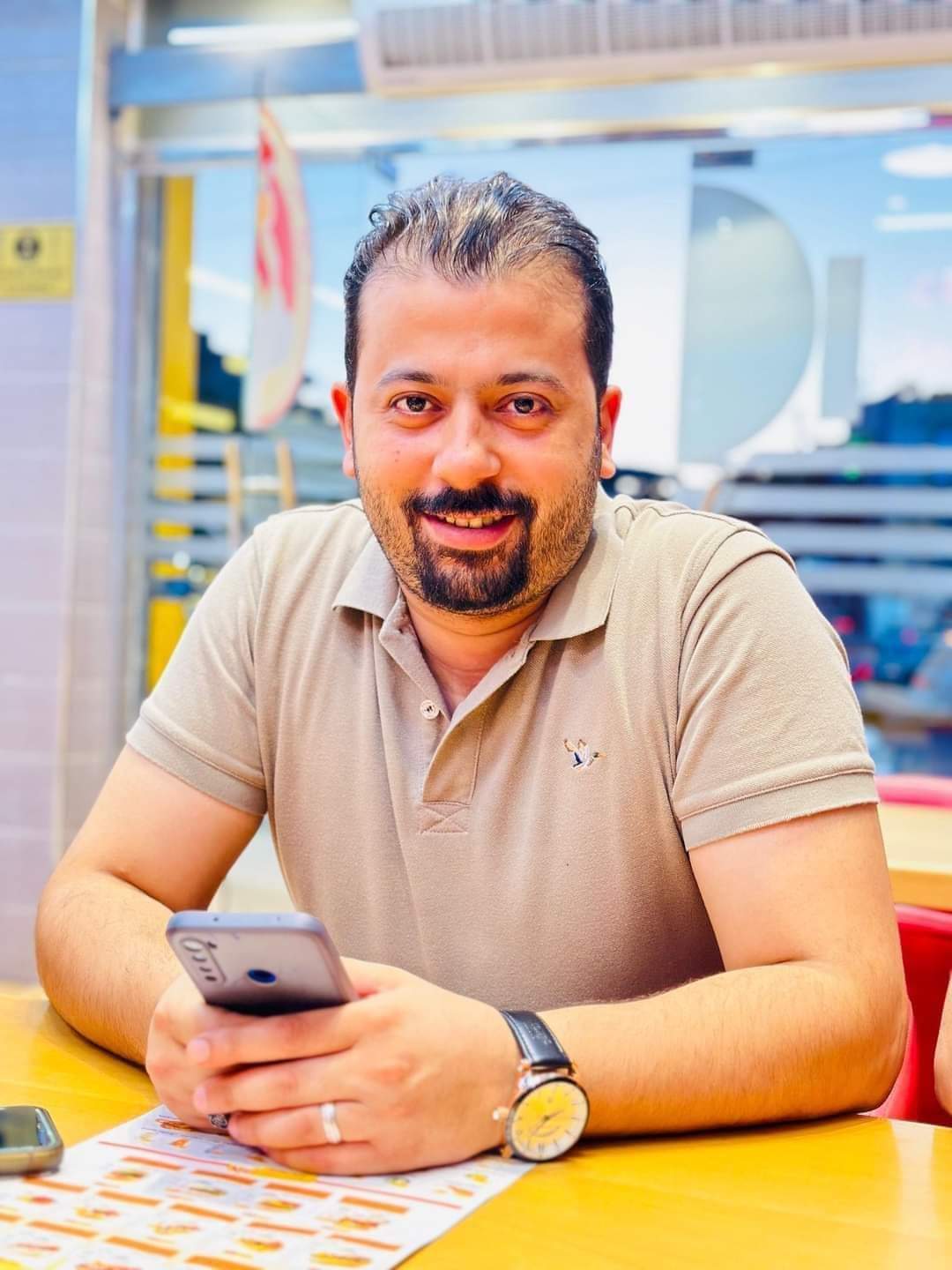 استشهاد الصحفي أحمد بدير في قصف إسرائيلي استهدف باب مستشفى الأقصى في دير البلح
