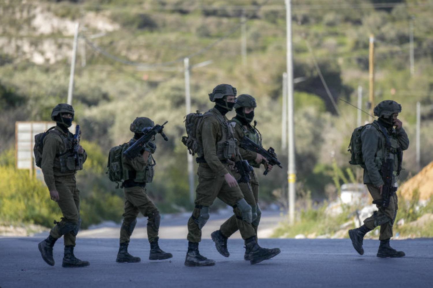 الاحتلال يعتقل 13 مواطنا بينهم سيدة ويستدعي آخرين في قطنة شمال غرب القدس