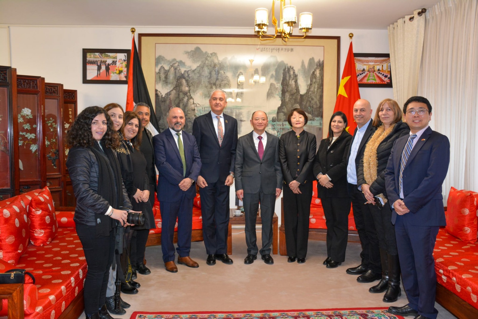 السفير الصيني في فلسطين تسنغ جيشين يلتقي رئيس بلدية رام الله ويبحثان عدة مشاريع